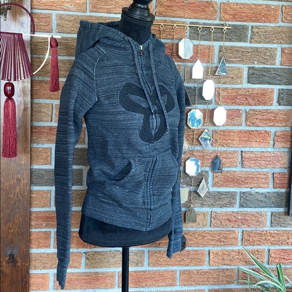 🌟 TNA Hoodie - Picture 2 of 6